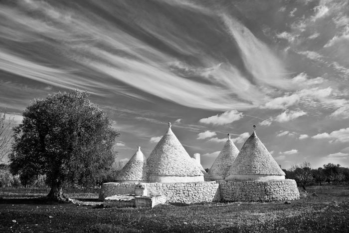 alberobello-trullo-countryside-puglia